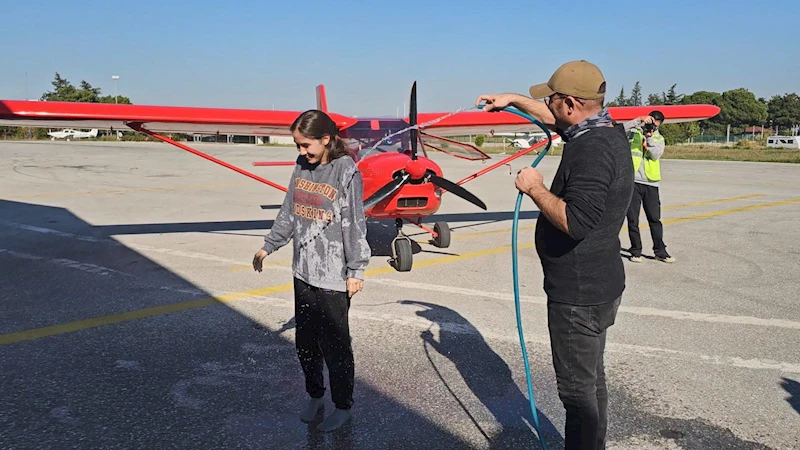 16 yaşındaki Defne, solo uçuş gerçekleştiren Türkiye’nin en genç kadın pilot adayı oldu / Ek fotoğraflar