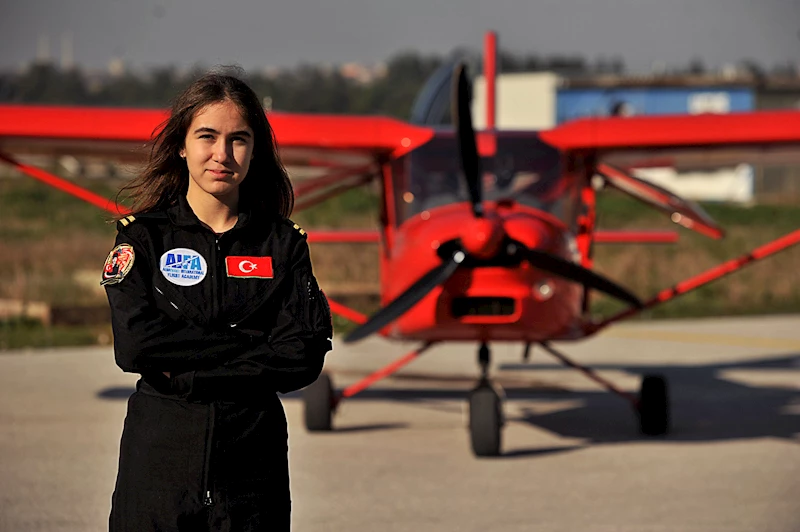 16 yaşındaki Defne, solo uçuş gerçekleştiren Türkiye’nin en genç kadın pilot adayı oldu