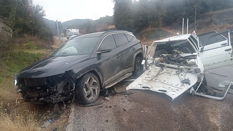 Otomobiller kafa kafaya çarpıştı:1’i ağır, 3 yaralı