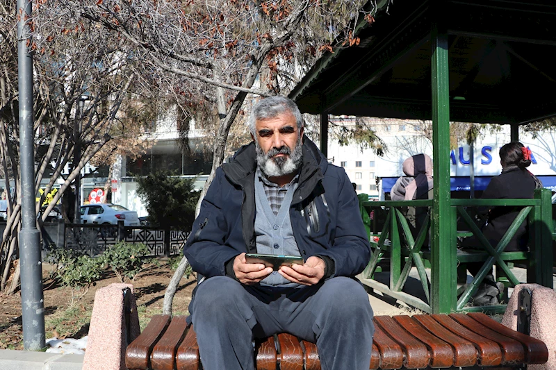 Kızı Rojin ile gezdiği yerlere gidip, sınıfındaki sırasına çiçek bıraktı