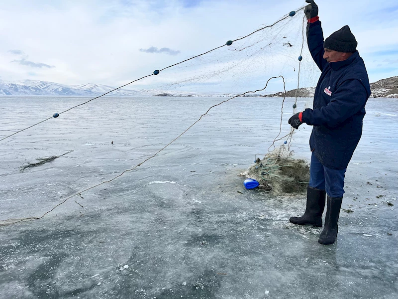 Eskimo usulü balık avı için Çıldır Gölü