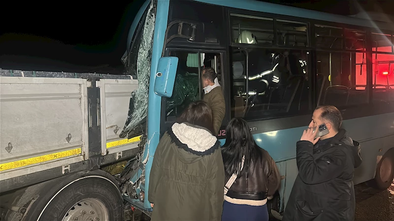 Halk otobüsü park halindeki TIR ile otomobile çarptı: 1 yaralı