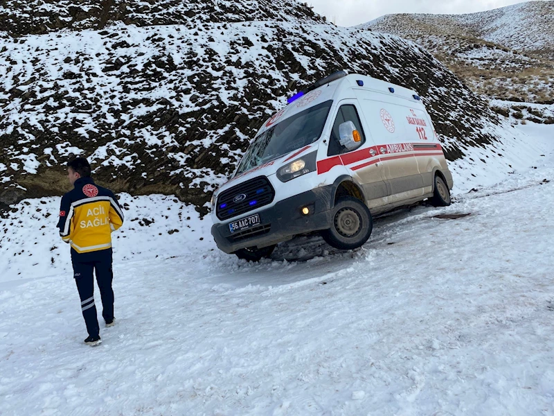 Siirt’te kara saplanan ambulans kurtarılıp hastaya ulaştırıldı  