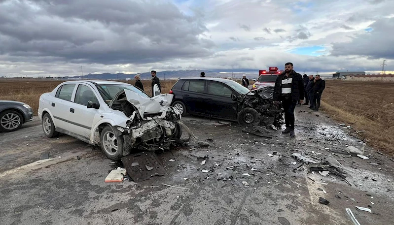 Otomobiller kafa kafaya çarpıştı; karı- koca öldü, 3 kişi yaralandı