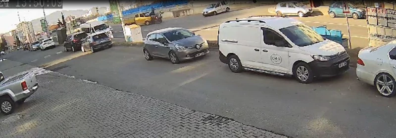 Motosiklet, kamyonetle çarpıştı; kaza anı kamerada