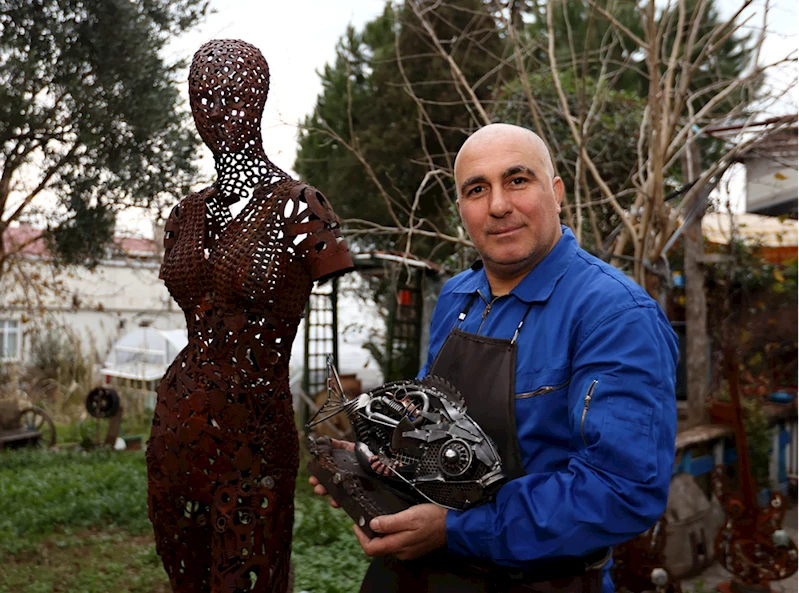 Trafik polisi hurda parçalarını sanat eserine dönüştürüyor