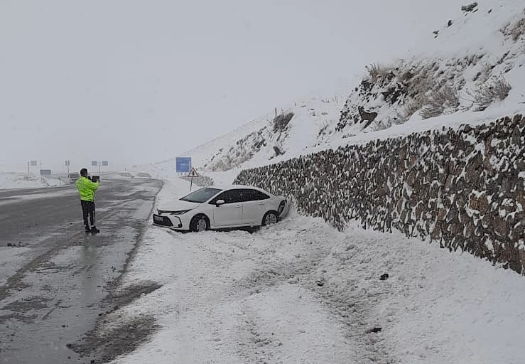 Karlıova’da 10 köy yolu kar nedeniyle ulaşıma kapandı