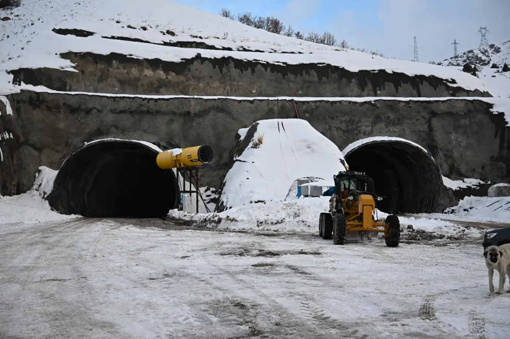 Erzurum ve Bingöl Valileri Çirişli Tüneli’nde İncelemelerde Bulundu