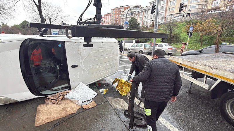 İstanbul - Beyoğlu’nda polis otosuyla çarpışan hafif ticari araç devrildi; yaralıyı kurtarma anları kamerada