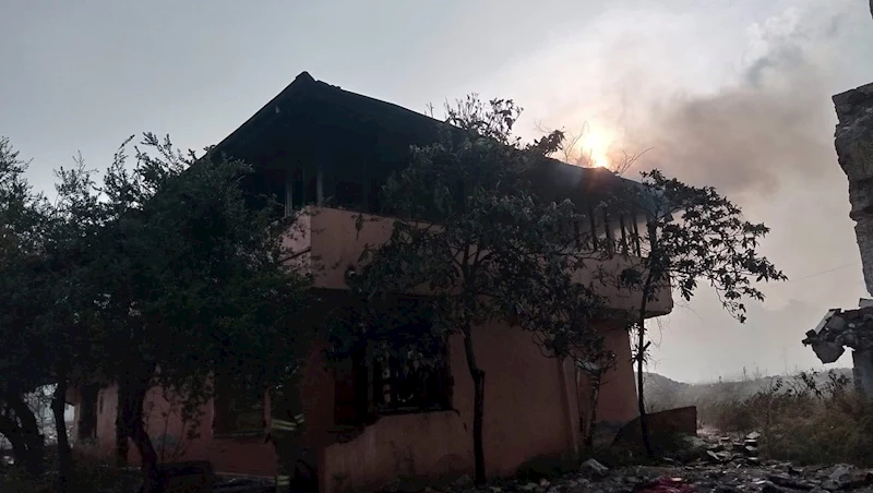 Hatay’da terk edilmiş bina yandı 