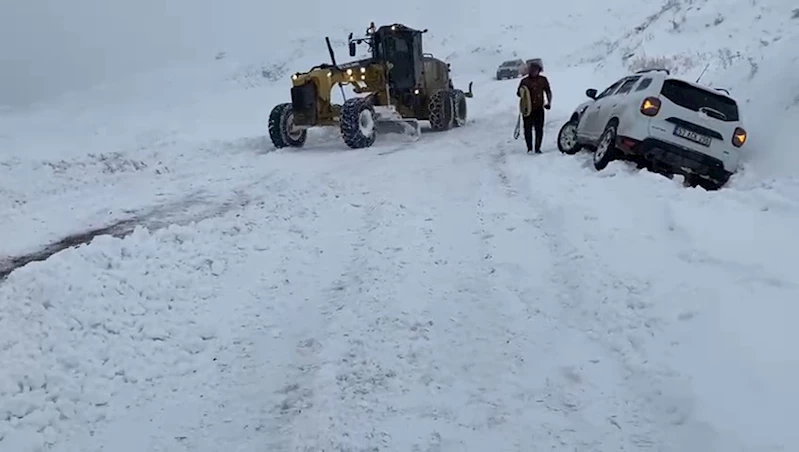 Siirt’te, kar nedeniyle yolu kapanan yollar açıldı