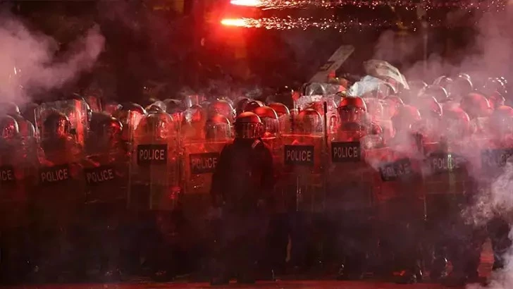 Gürcistan’da polisin müdahale ettiği göstericiler dağılmaya başladı