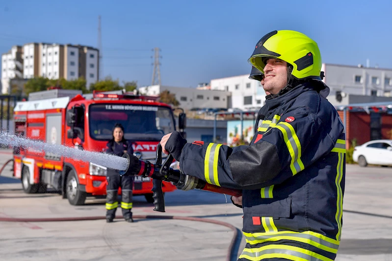 Serebral palsili Durmuş, itfaiye eri oldu yangın söndürdü, kuleye tırmandı 