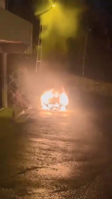 İstanbul - Sarıyer’de park halindeki otomobil alev alev yandı