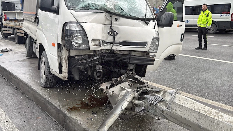 İstanbul - Sarıyer’de refüje çarpan kamyonet aydınlatma direğini devirdi