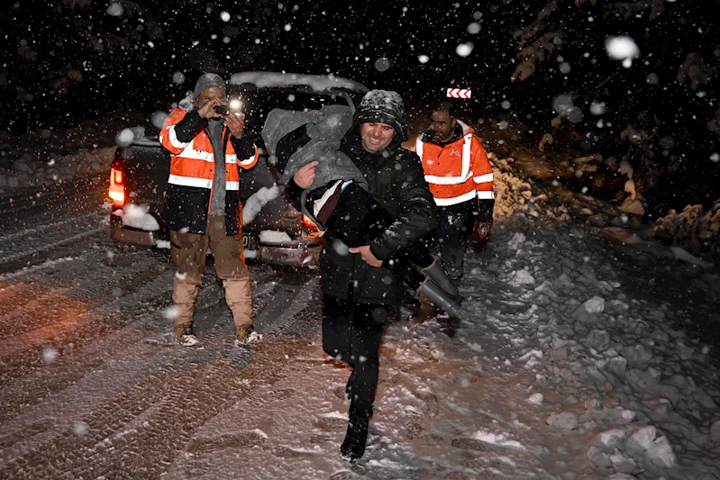 Karda mahsur kalanların yardım çağrılarına belediye koştu