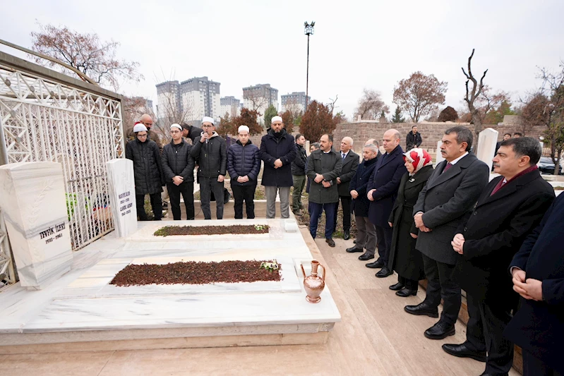 Eski Milli Eğitim Bakanı İleri, mezarı başında anıldı