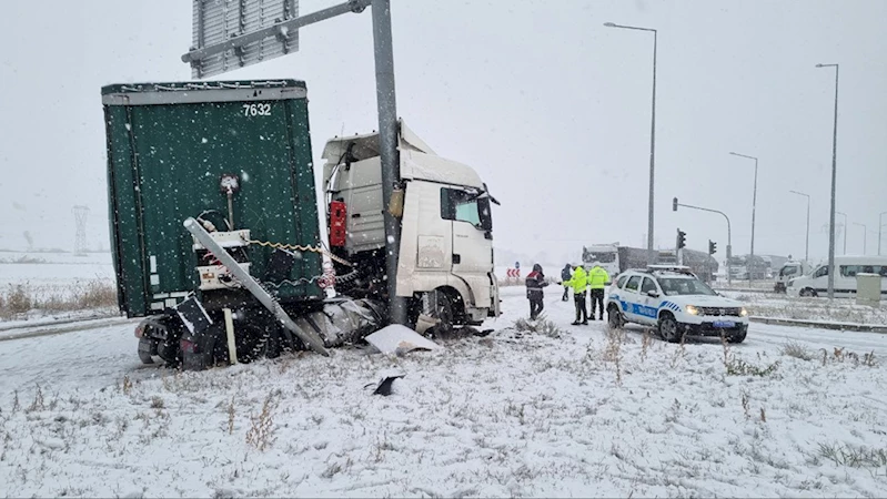 Refüje çarpan tır nedeniyle Çorum-Yozgat kara yolu 2 saat ulaşıma kapalı kaldı