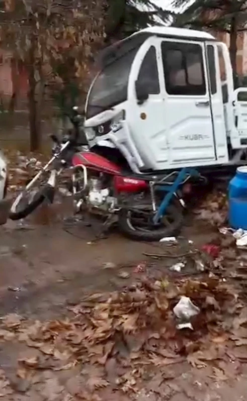 Freni boşalan kamyon park halindeki araçlara çarptı