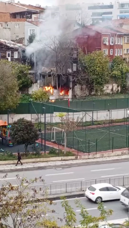 İstanbul - Beyoğlu’nda 2 katlı metruk bina alev alev yandı 