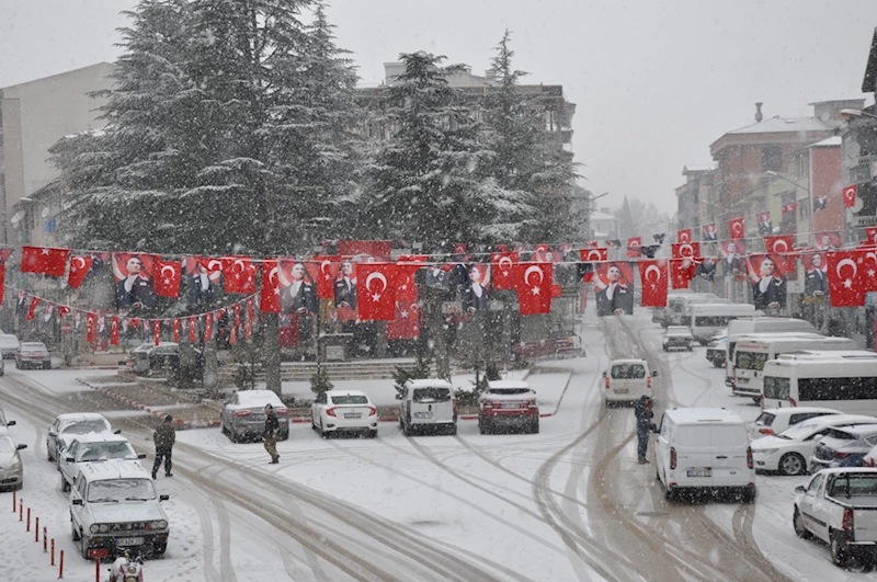 Gümüşhacıköy’de kar yağışı etkili oldu