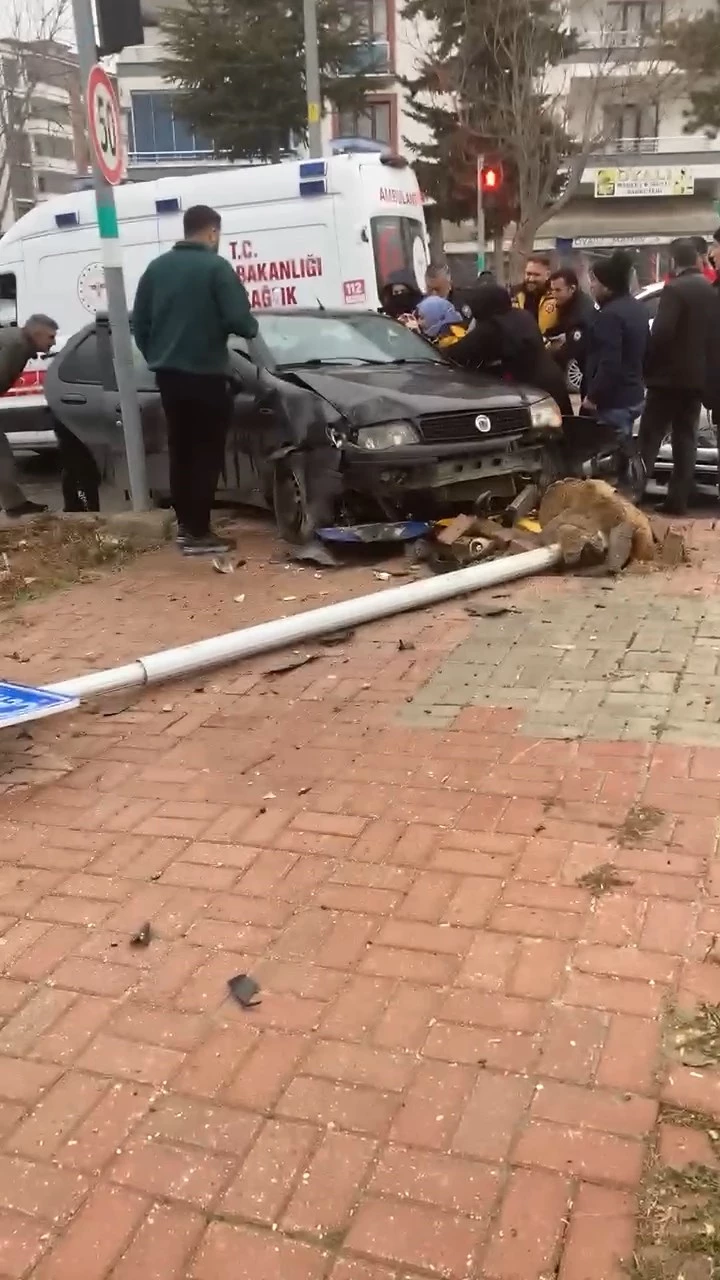 Elazığ’da, yol tabelasına çarpan otomobilin sürücüsü yaralandı