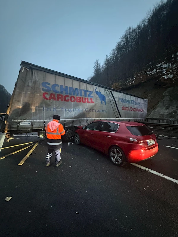 Otoyolda makas atıp yolu kapatan TIR