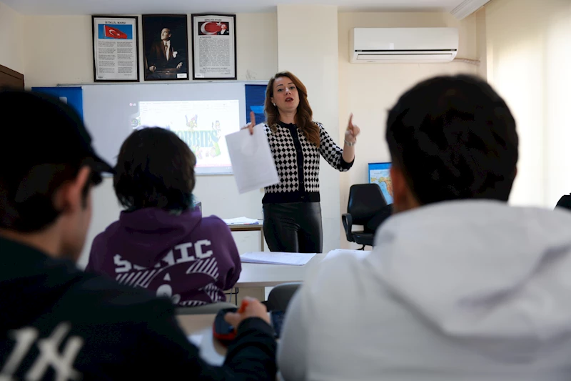 Üniversiteli adaylarına hem akademik hem kariyer desteği