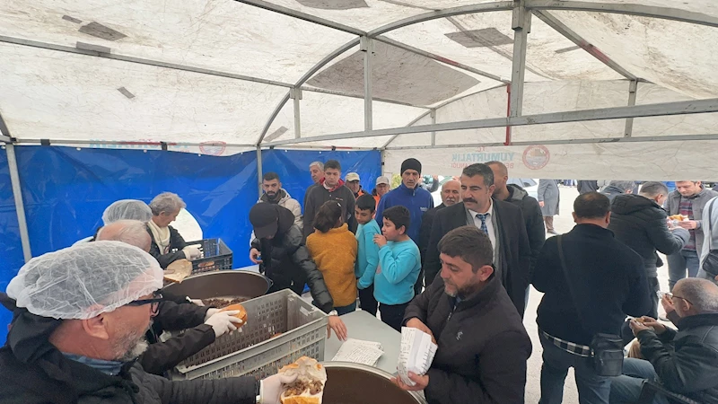 Yumurtalık Belediyesi, işçi alacaklarını ödedi, kavurma ikram etti