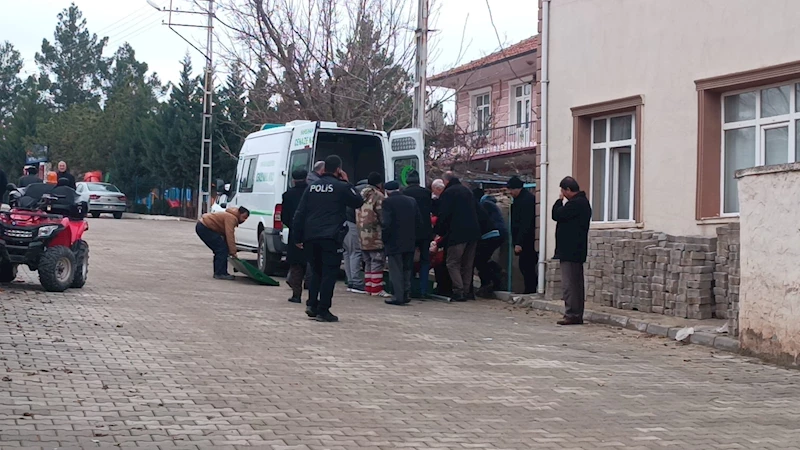 Yalnız yaşadığı evinde sobadan sızan gazdan zehirlenerek öldü