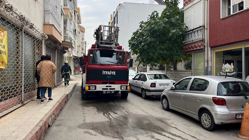 İtfaiye ekibi, sokağa park edilen araçlar yüzünden zorluk yaşadı