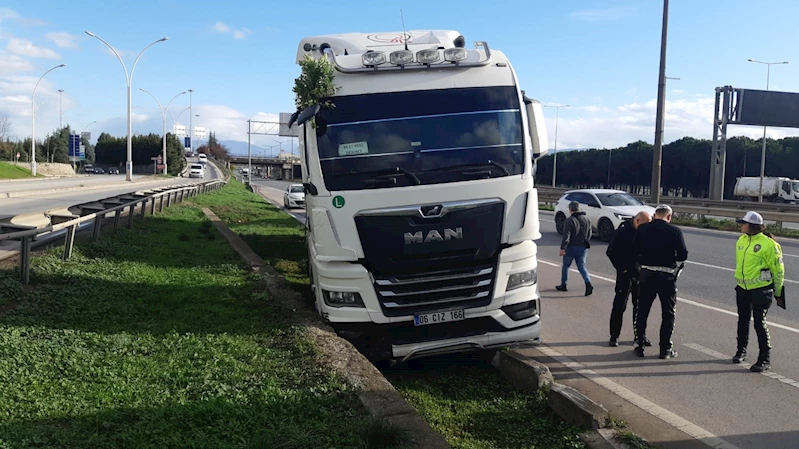 Tanker yol kenarındaki beton bloka çarptı: 1 yaralı