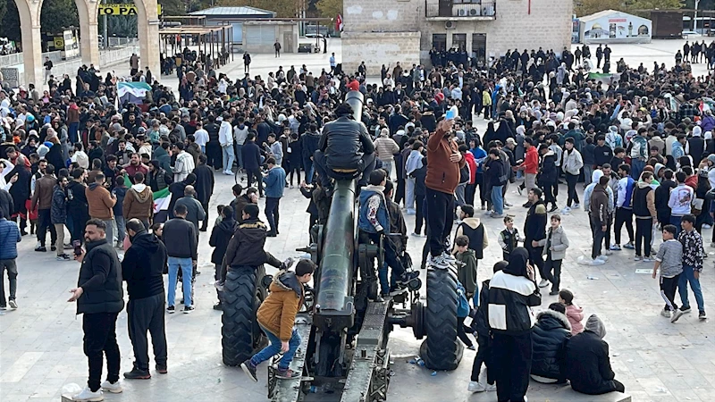 Esad rejimi kontrolü kaybetti, Şanlıurfa’da Suriyeliler kutlama yaptı