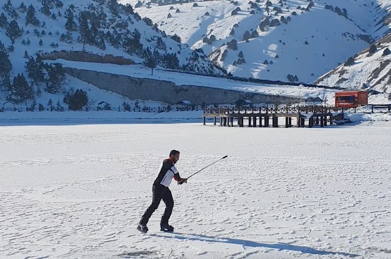 Donan 1700 rakımdaki gölde buz pateni