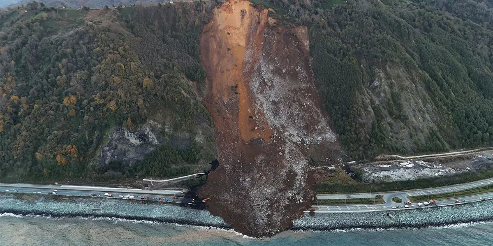 Karadeniz Sahil Yolu Heyelan Nedeniyle Çift Yönlü Ulaşıma Kapandı