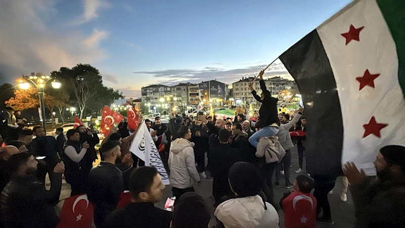 Suriyelilerden baklavalı, lokumlu kutlama (2)