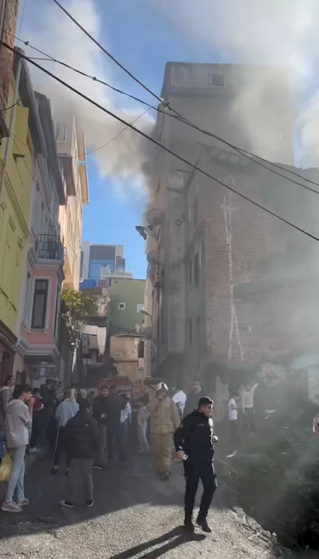 İstanbul - Beyoğlu’nda devrilen sobadan yangın çıktı; 3 çocuk dumandan etkilendi 