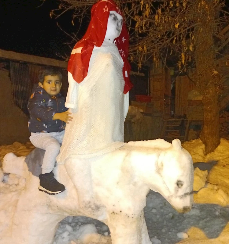 Kardan at sırtında gelin ve damat yaptı