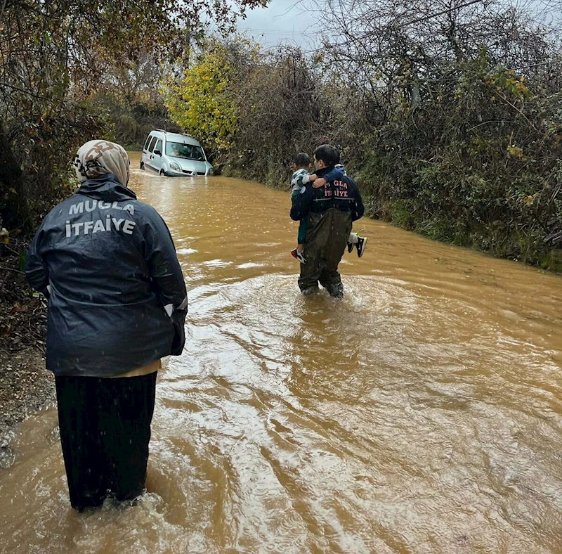 Muğla’da sağanak yağmurda yolda mahsur kalan 4 kişilik aileyi itfaiye kurtardı