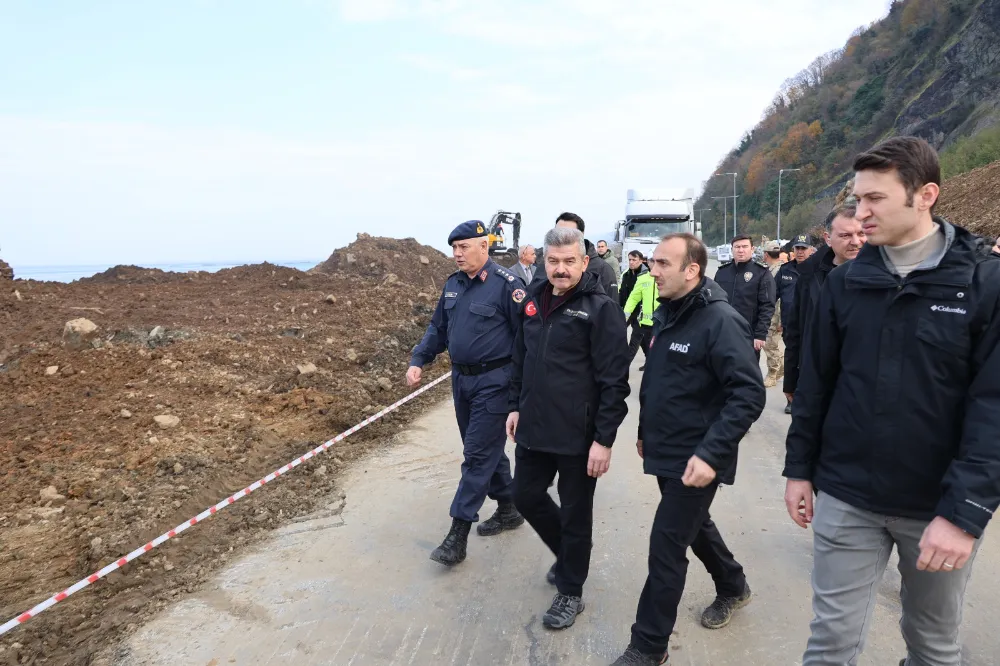 Arhavi Kıyıcık mevkiinde meydana gelen heyelanın ardından karayolu tek şeriti ulaşıma açıldı