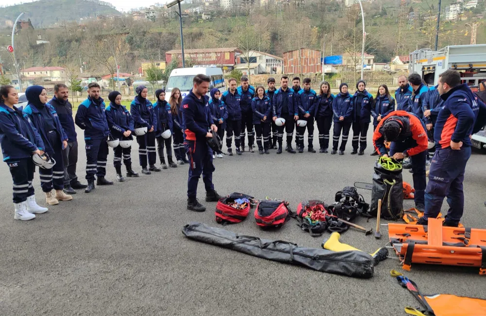 Rize AFAD Erzincan gençlilk kulübü üyelerine eğitim verdi