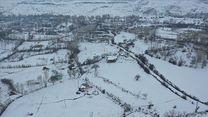 Kar yağışıyla beyaza bürünen Iğdır