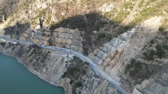 Heyelan nedeniyle kapanan Artvin-Hopa kara yolunda çalışmalar sürüyor