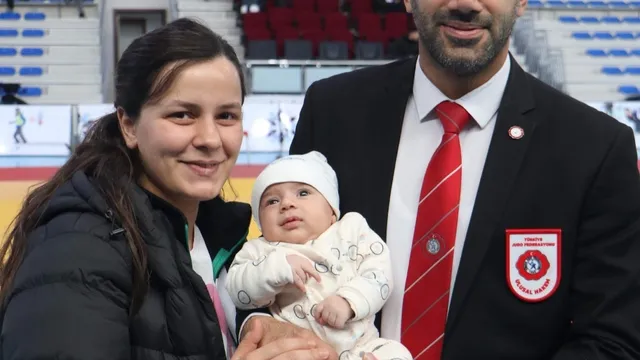 2 aylık Ali Çağan, antrenör anne ve hakem babasıyla judo şampiyonasında