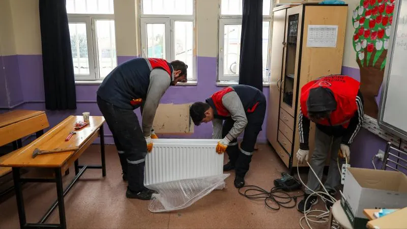 Okullardaki arızaları meslek lisesi öğrencileri gideriyor