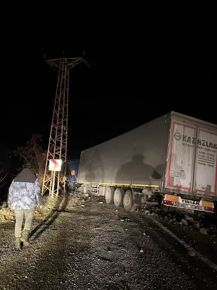 Artvin-Ardahan kara yolunda heyelan nedeniyle ulaşım tek şeritten sağlanıyor