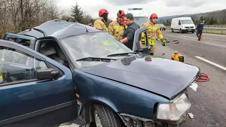 Cip otoyolda otomobile arkadan çarptı: 2 ölü, 3 yaralı