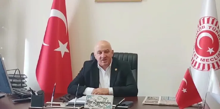 ARTVİN HOPA’DA SEBZE YÜKLÜ KAMYONET TIRA ÇARPTI…