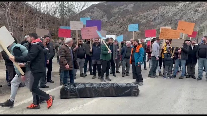 ŞAVŞAT HALKI ARTVİN-ARDAHAN KARAYOLUNDA TABUTLU EYLEM YAPTI