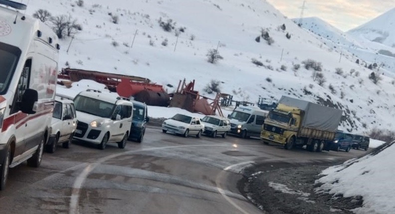 Erzurum-Rize Karayolunda Heyelan Ulaşımı Engelliyor